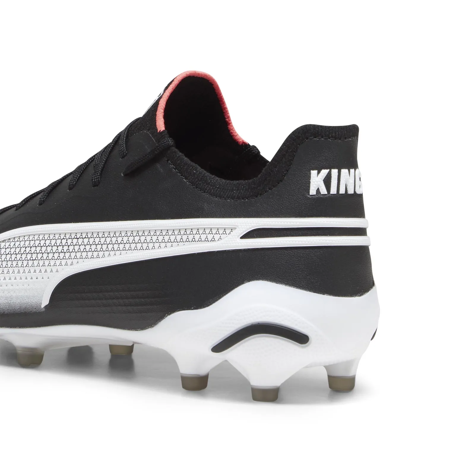 Wide Control Performance Tools. Puma King Ultimate FG Blk/Wht